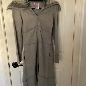 Free People Women's beautiful Long Zippered Jacket with Faux Fur Collar.
